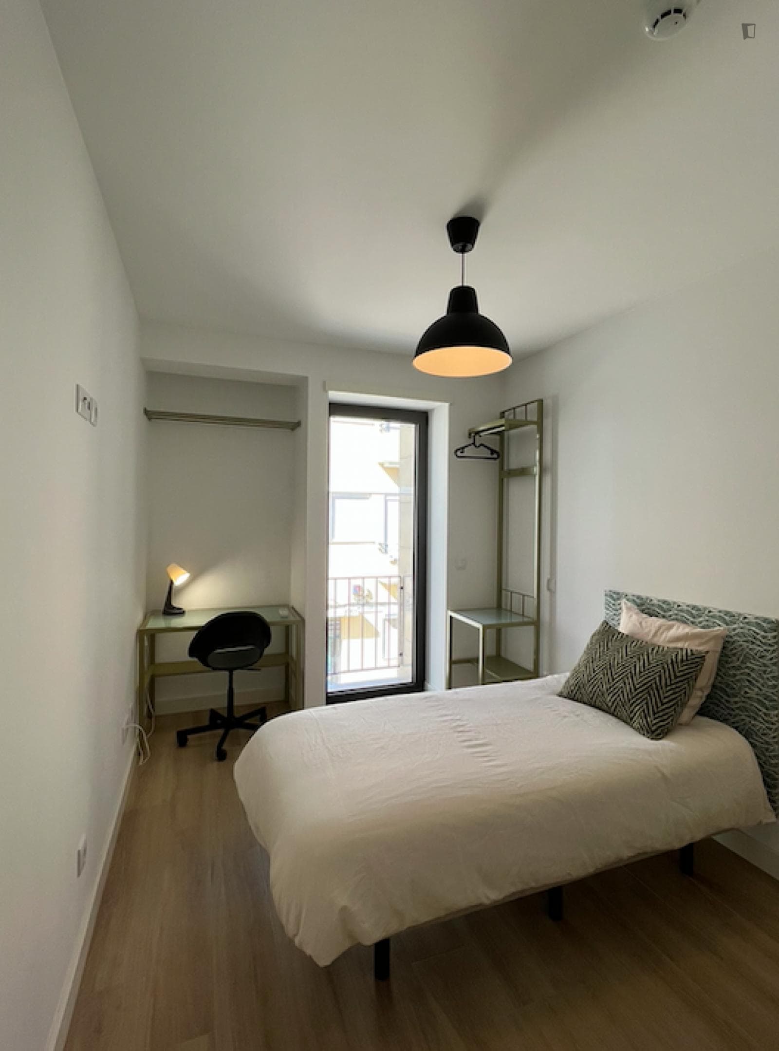 Fantastic bedroom with a private bathroom and a balcony in Benfica photo 1