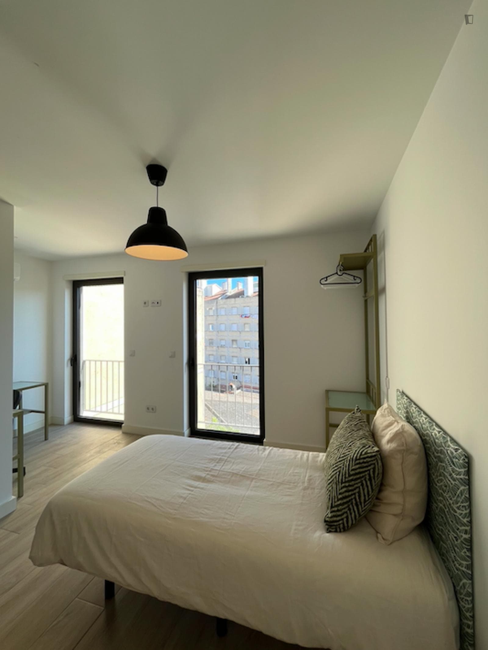 Amazing bedroom with balcony and a private bathroom in Benfica photo 1