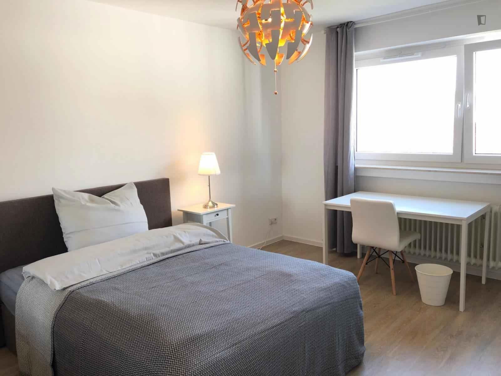 Airy double bedroom in Frankfurt photo 1