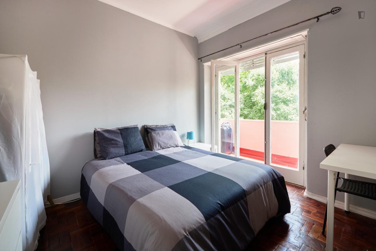 Alluring double bedroom in an 11-bedroom flat, in Entre Campos photo 1
