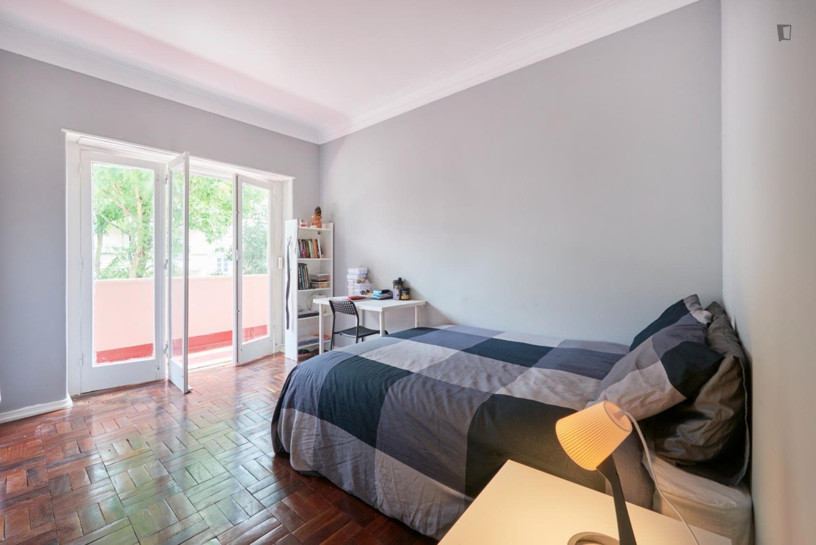 Breezy double bedroom in a student flat, in Entre Campos photo 1