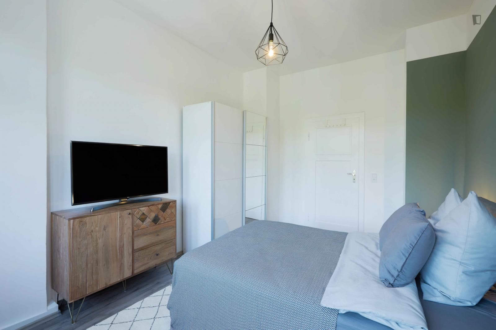 Tidy double bedroom in a 6-bedroom apartment in Bornheim/Ostend photo 1