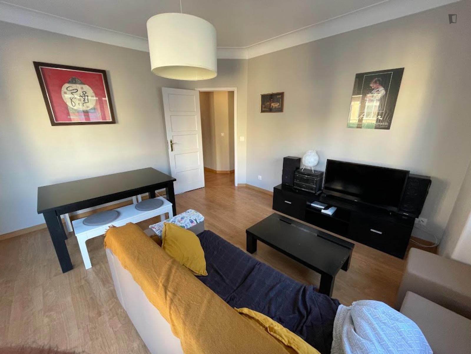 Cosy double bedroom, in a 4-bedroom apartment, next to Faculdade de Medicina da Universidade de Lisboa photo 1