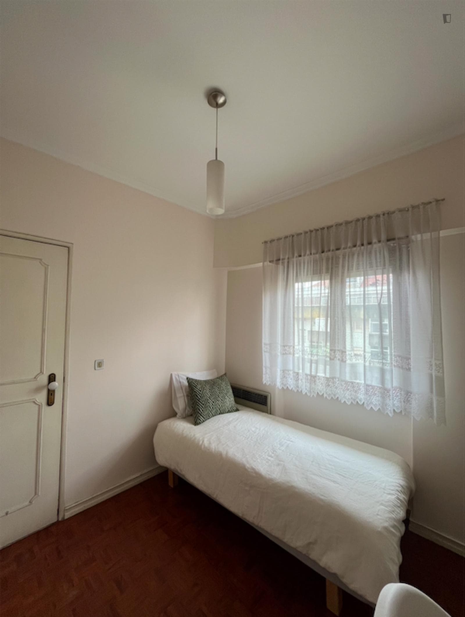 Very nice room with private bathroom near the university city and the Catholic and European universities photo 1