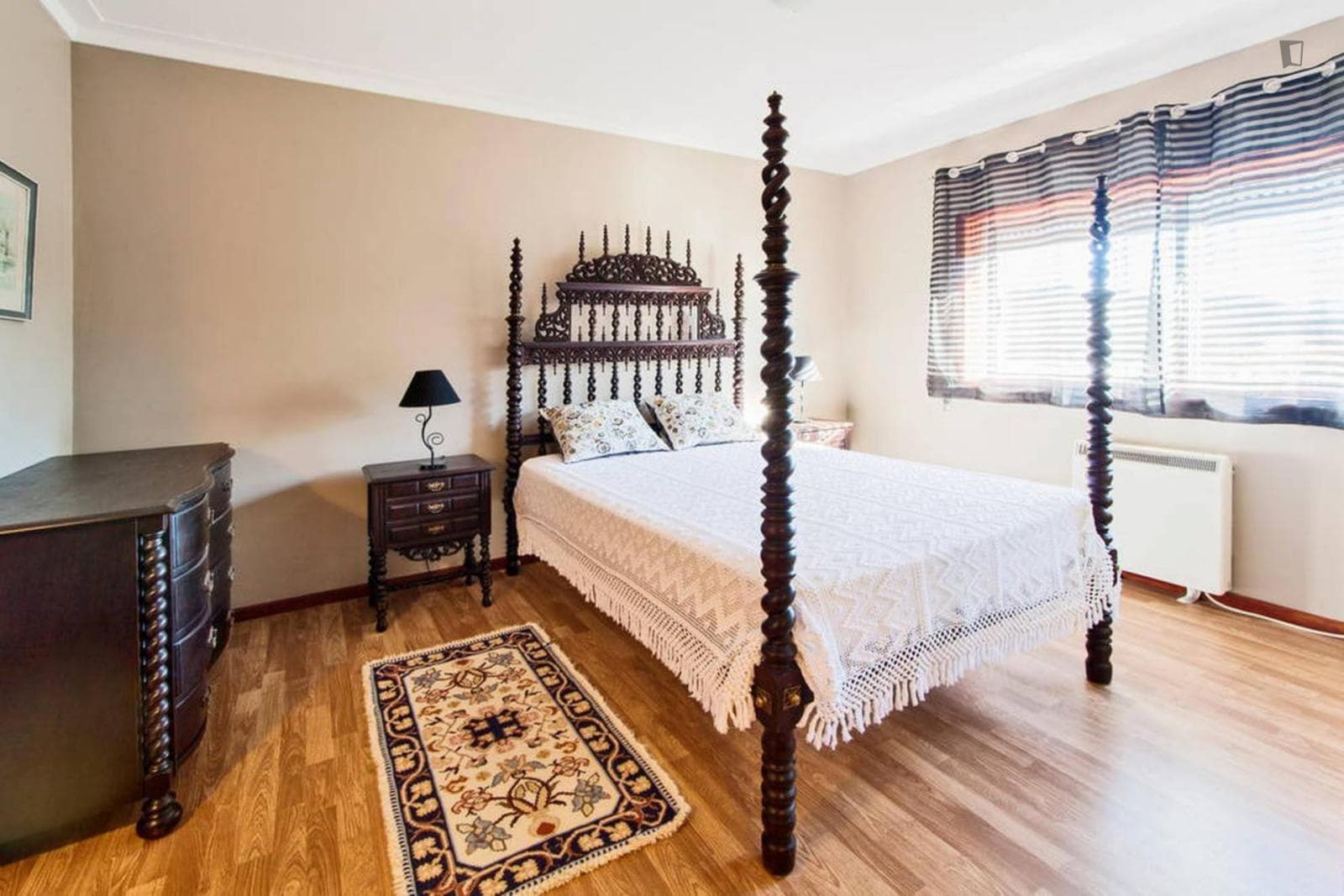 Bedroom w/ private bathroom next to Hospital metro station Line D photo 1