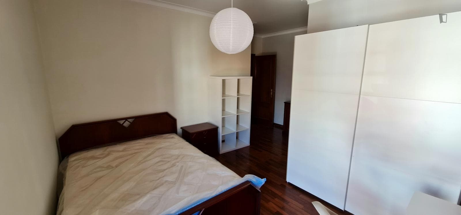 Welcoming single bedroom with private bathroom in São Martinho photo 1