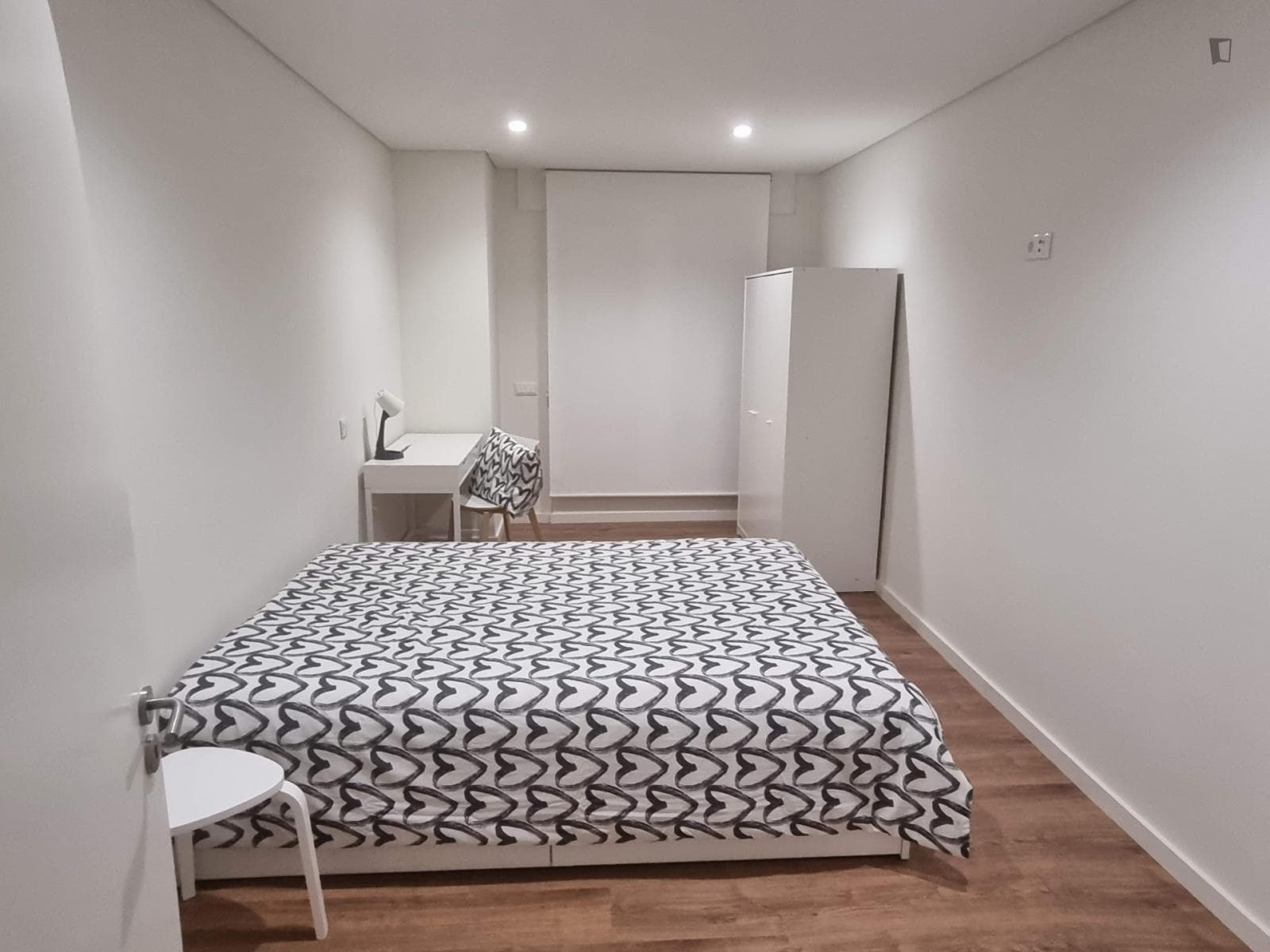 Alluring double bedroom in a student flat, in Paranhos photo 1