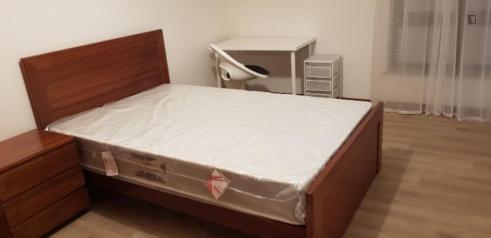 Spacious double bedroom in a 5-bedroom apartment near Universidade do Minho - Campus de Gualtar photo 1