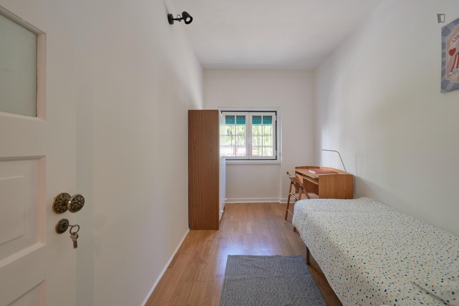 Neat single bedroom in a 5-bedroom flat, near Instituto Superior de Agronomia photo 1