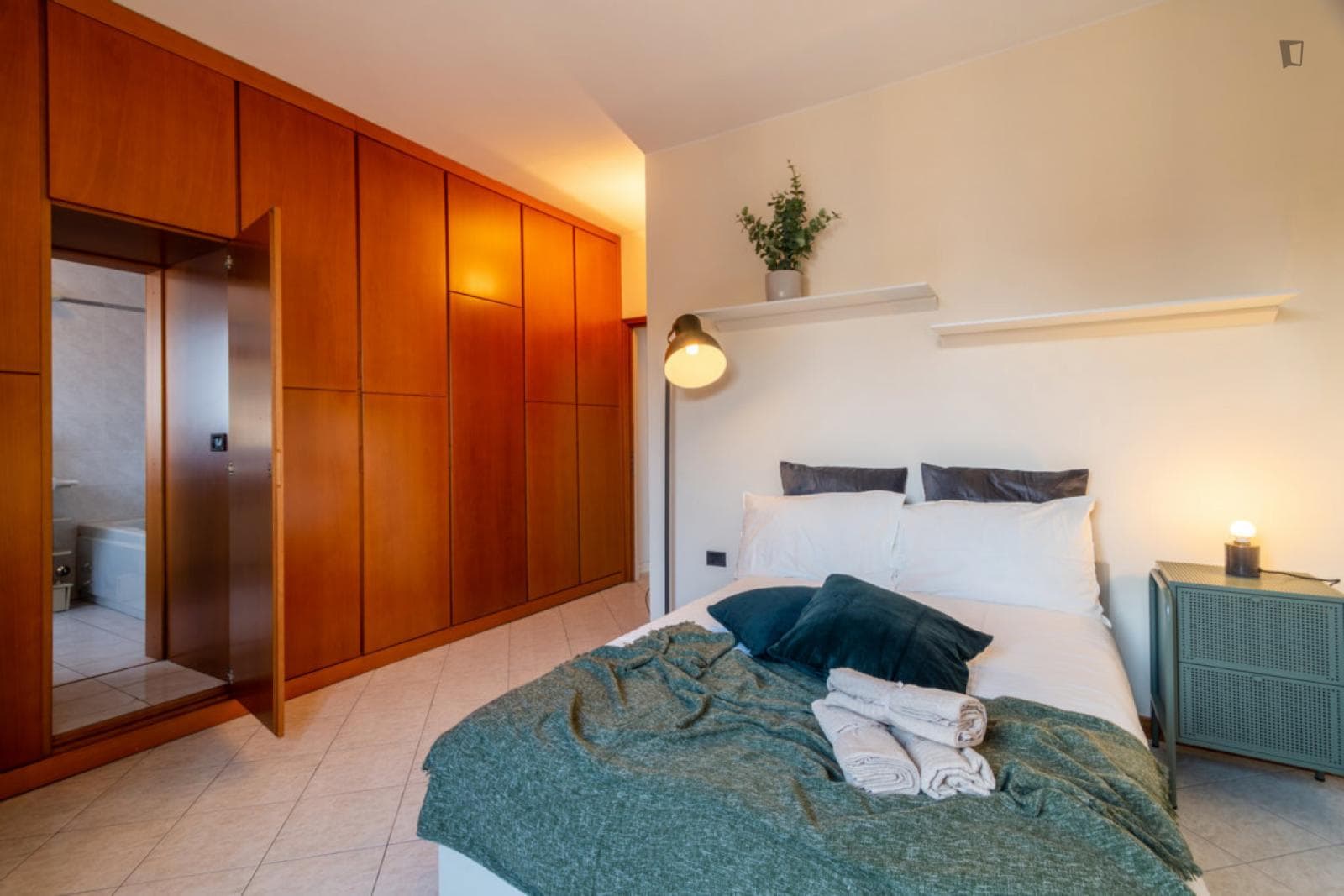 Double Bedroom with private bathroom in a shared flat photo 1
