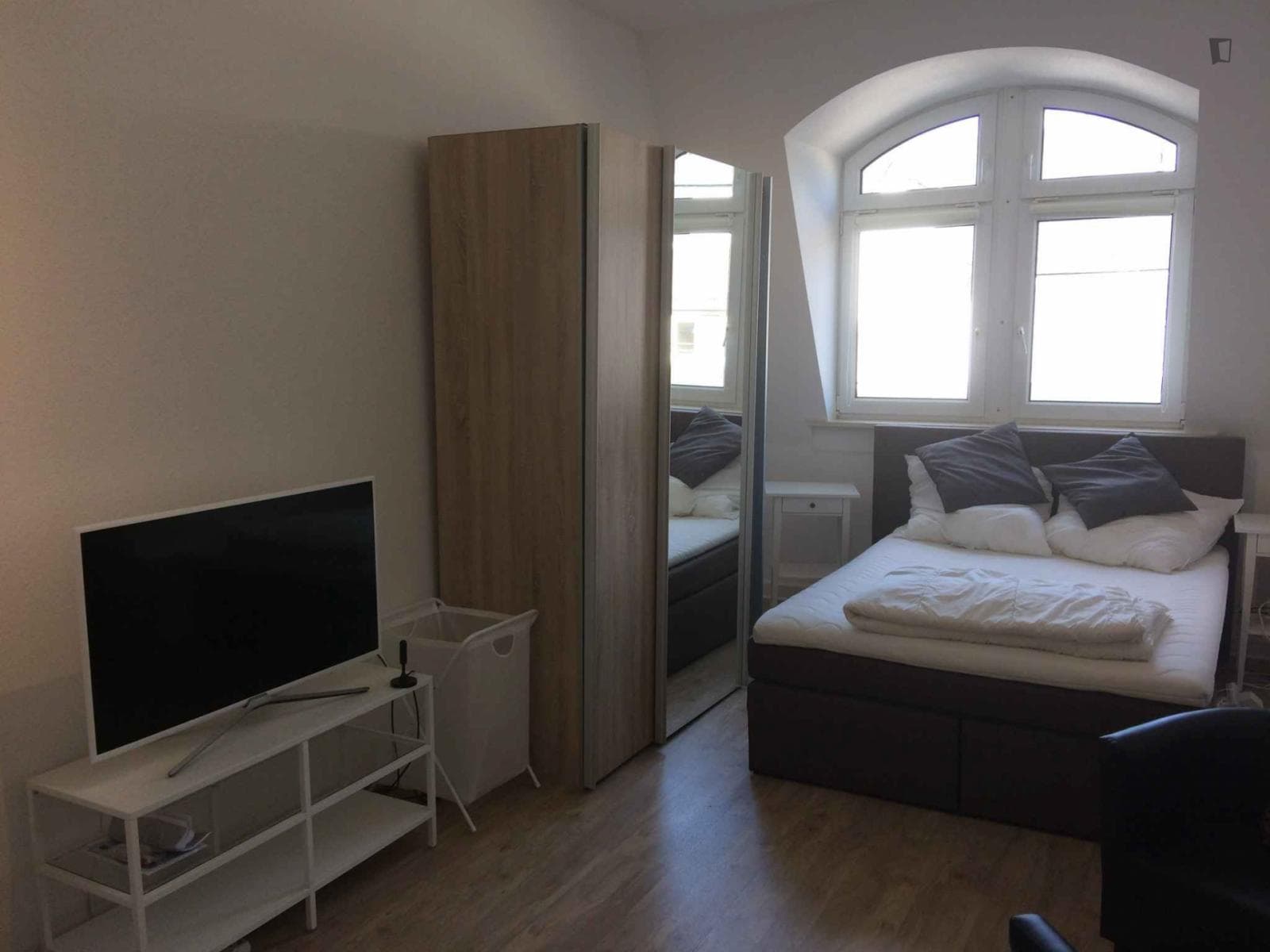 Spacious single bedroom with TV near to Ost Park photo 1