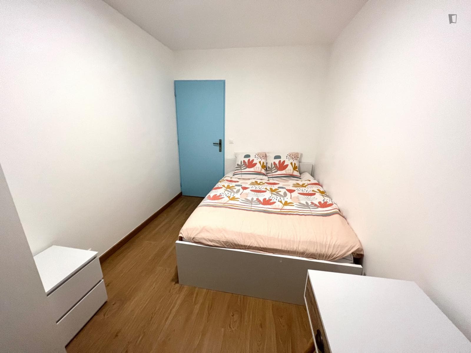 Comfy double bedroom in a 14-bedroom house, in Gagny photo 1