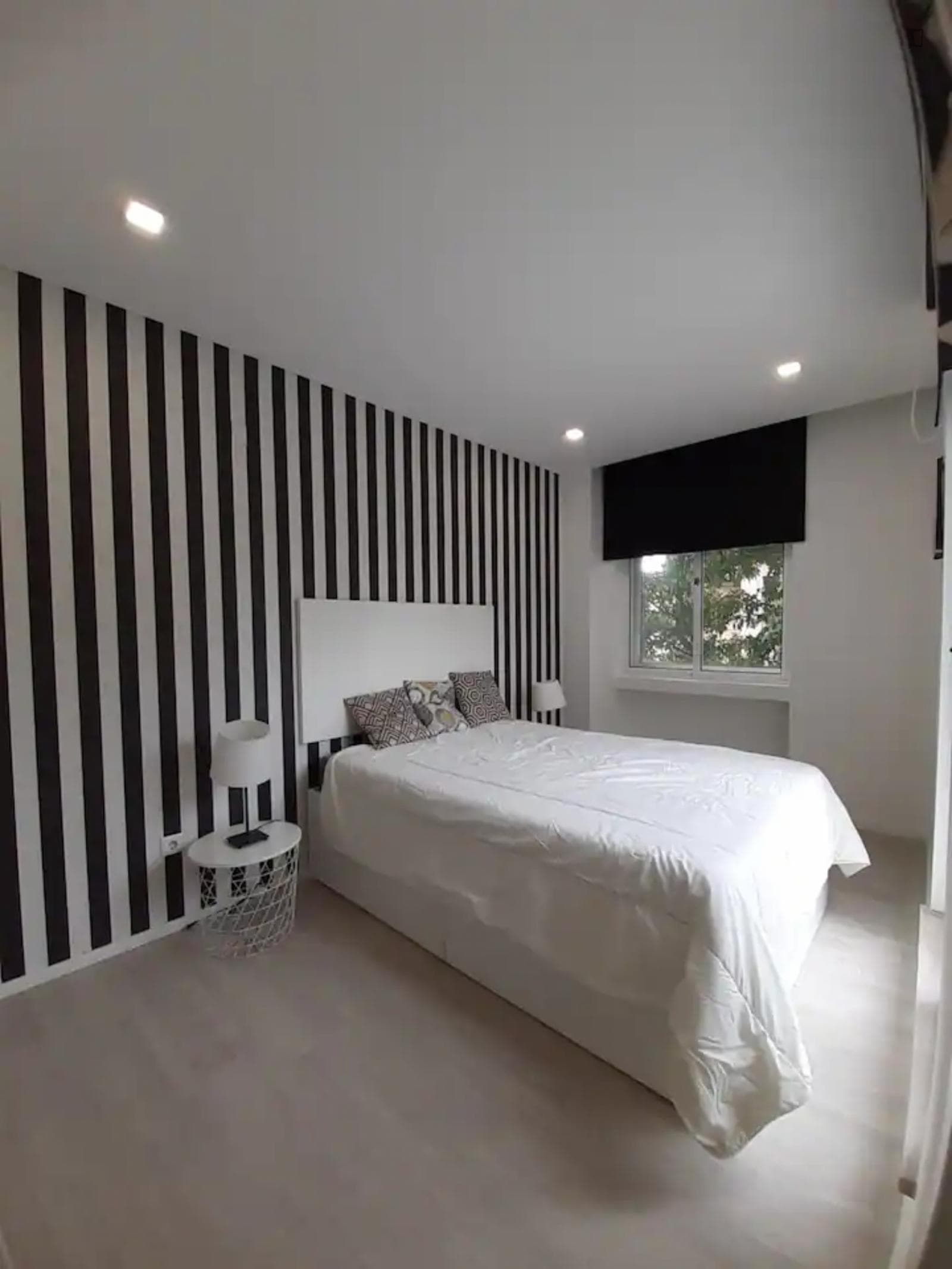 Amazing 2-bedroom apartment near Faria de Guimarães metro station photo 1
