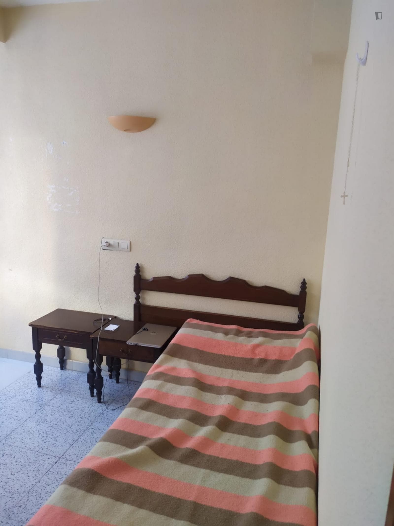 Single bedroom in 5 bedroom apartment photo 1