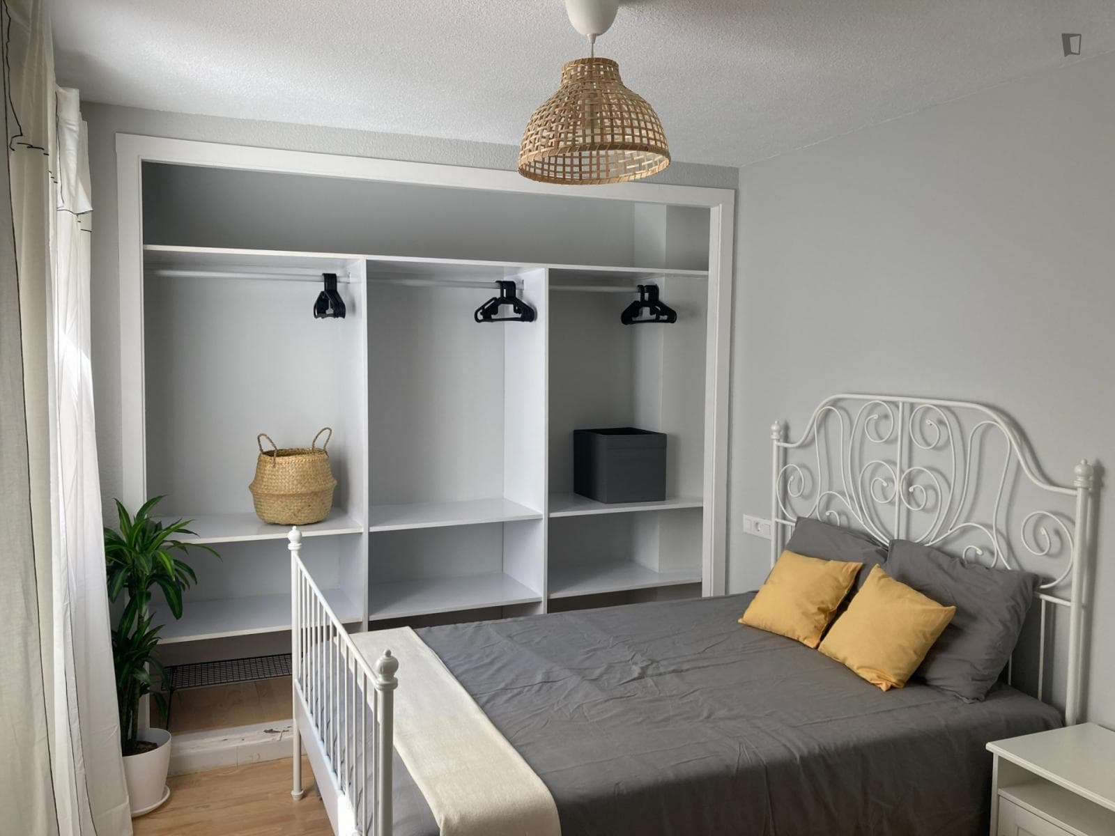 Spacious bedroom with double bed in a 4-bedroom flat, in Mercado photo 1