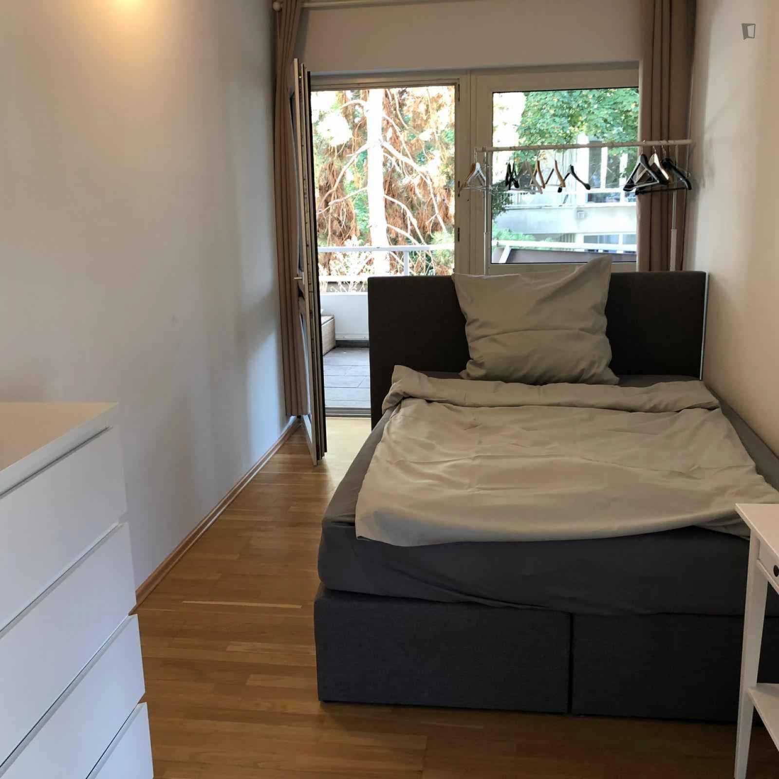 Bright single bedroom with balcony in a 5-bedroom apartment in Westend-Nord photo 1