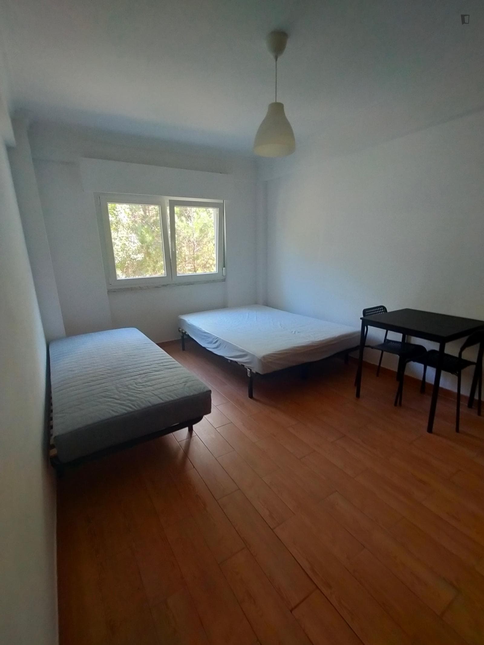 Spacious twin bedroom in Cacém photo 1