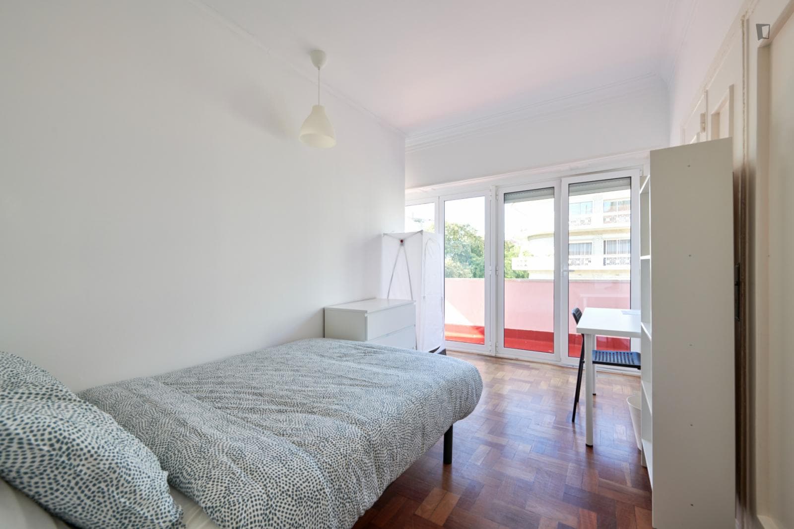 Fresh and bright double bedroom in a student flat, in Entrecampos photo 1