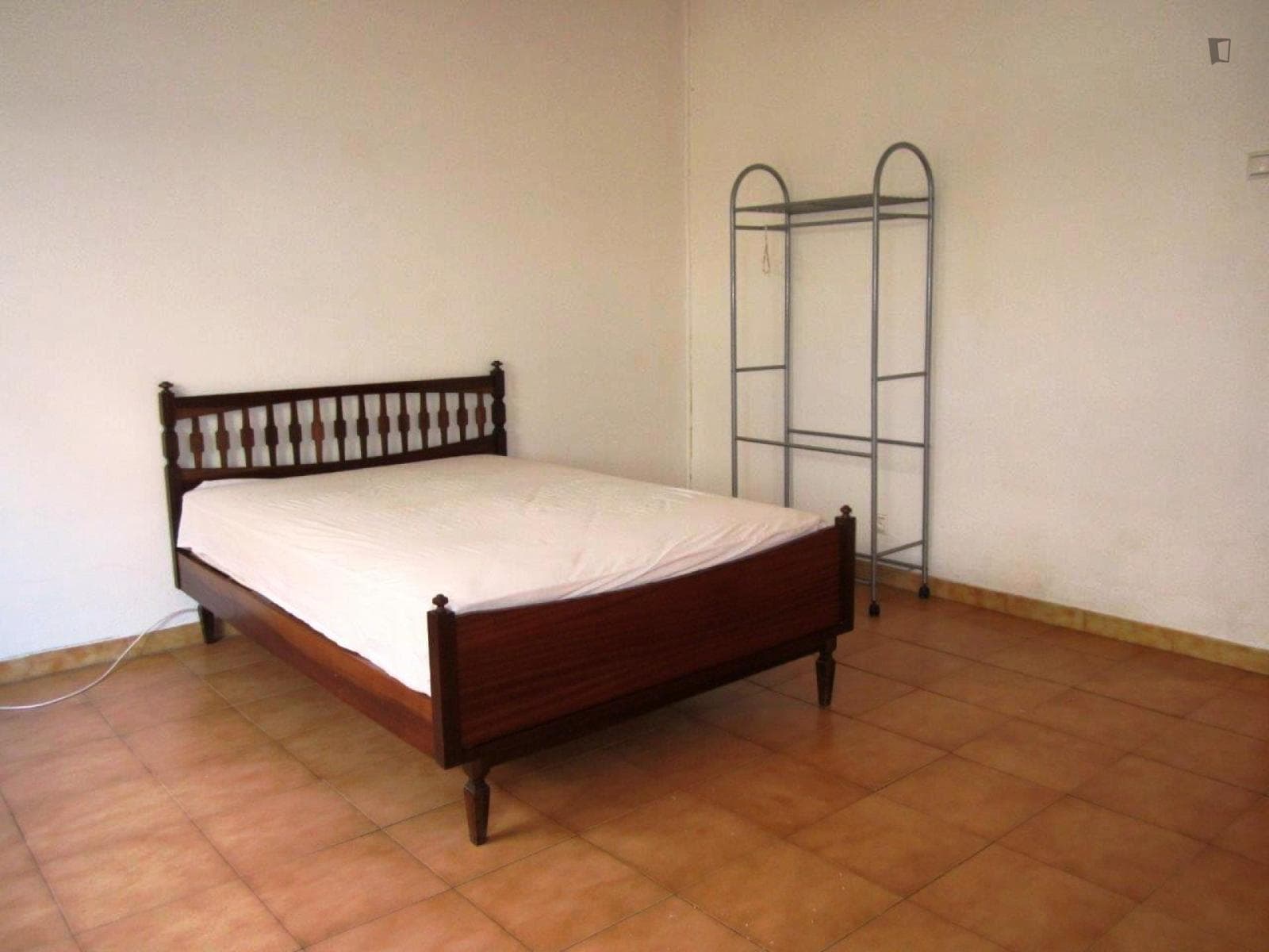 Nice double bedroom close to Amadora metro photo 1