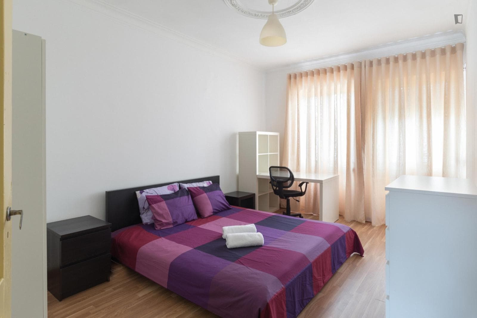 Large double bedroom next to Casa da Música metro station photo 1
