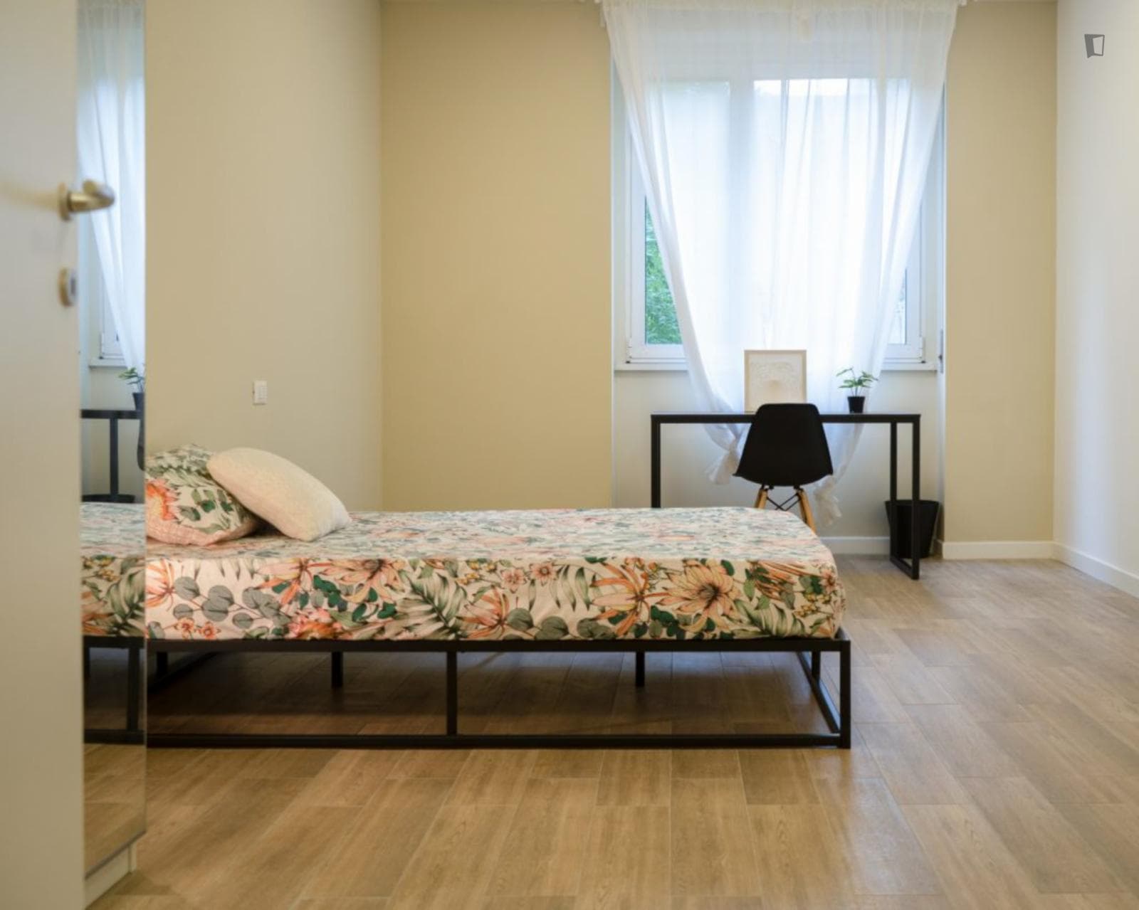 Bright bedroom in 4-Bedroom apartment close to Bocconi University photo 1