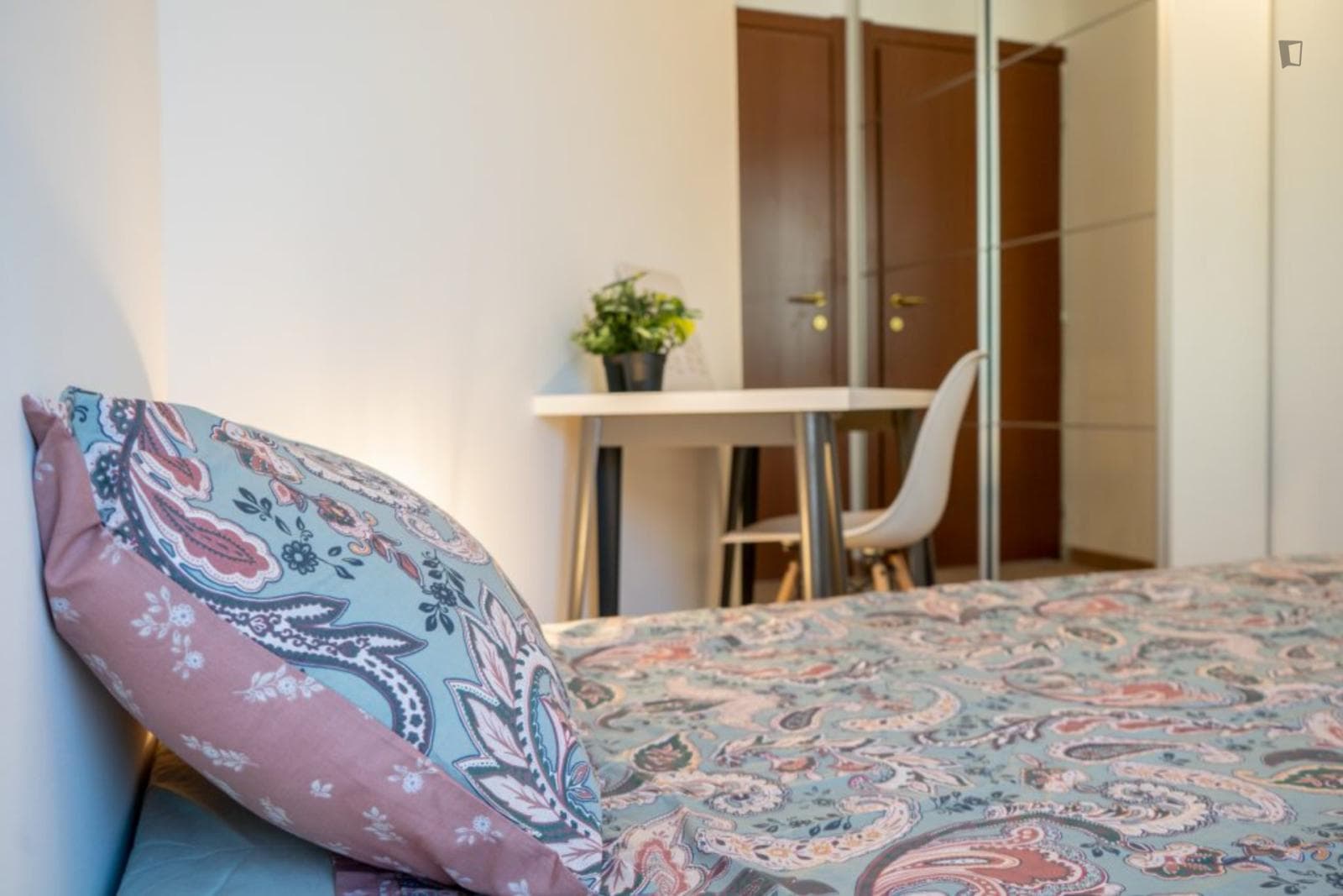 Cozy bedroom in 6-bedroom apartment close to Piola metro station photo 1