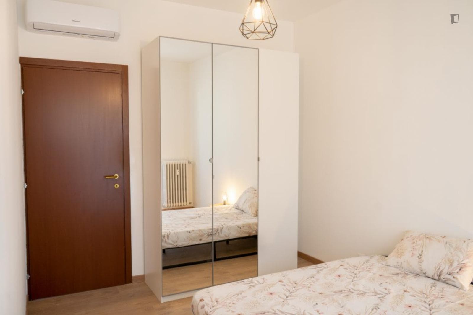 Neat single bedroom in 6-bedroom apartment close to Piola metro station photo 1