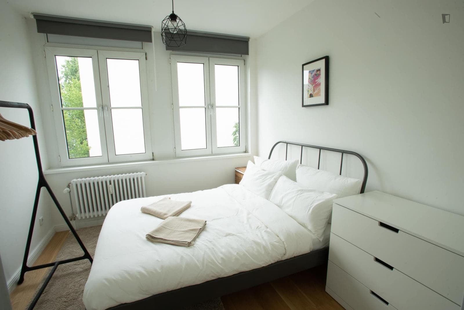 Nice bedroom in a 5-bedroom apartment photo 1