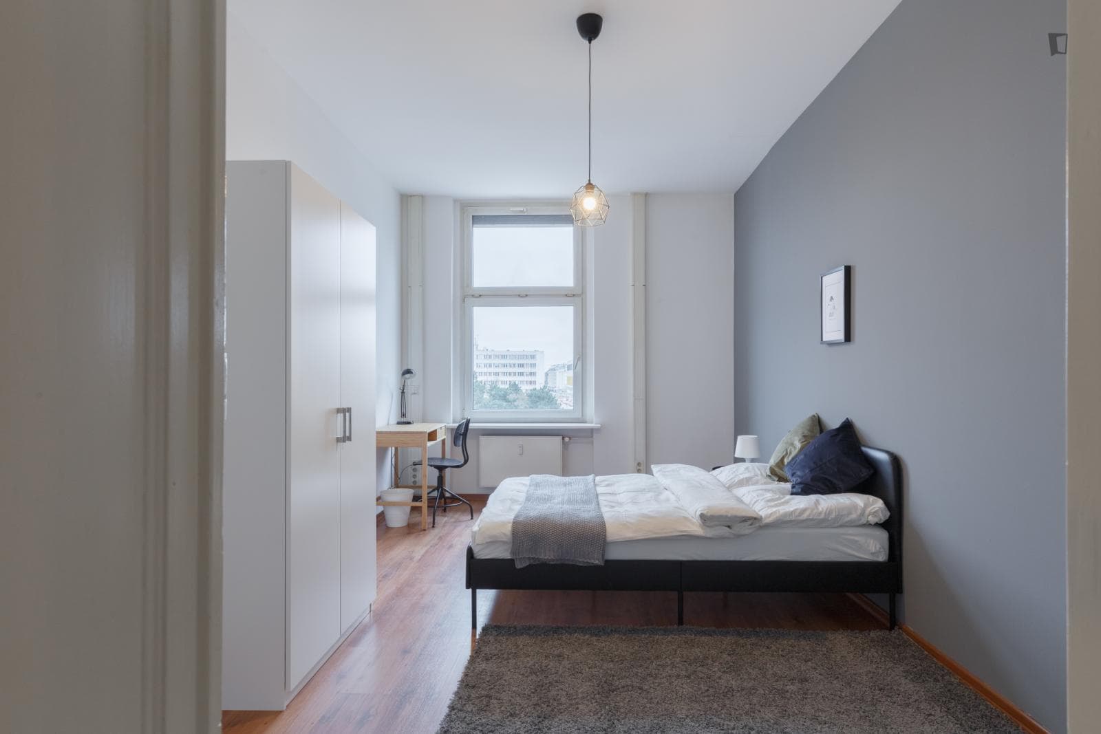Elegant double bedroom in an 8-bedroom apartment in Gesundbrunnen photo 1