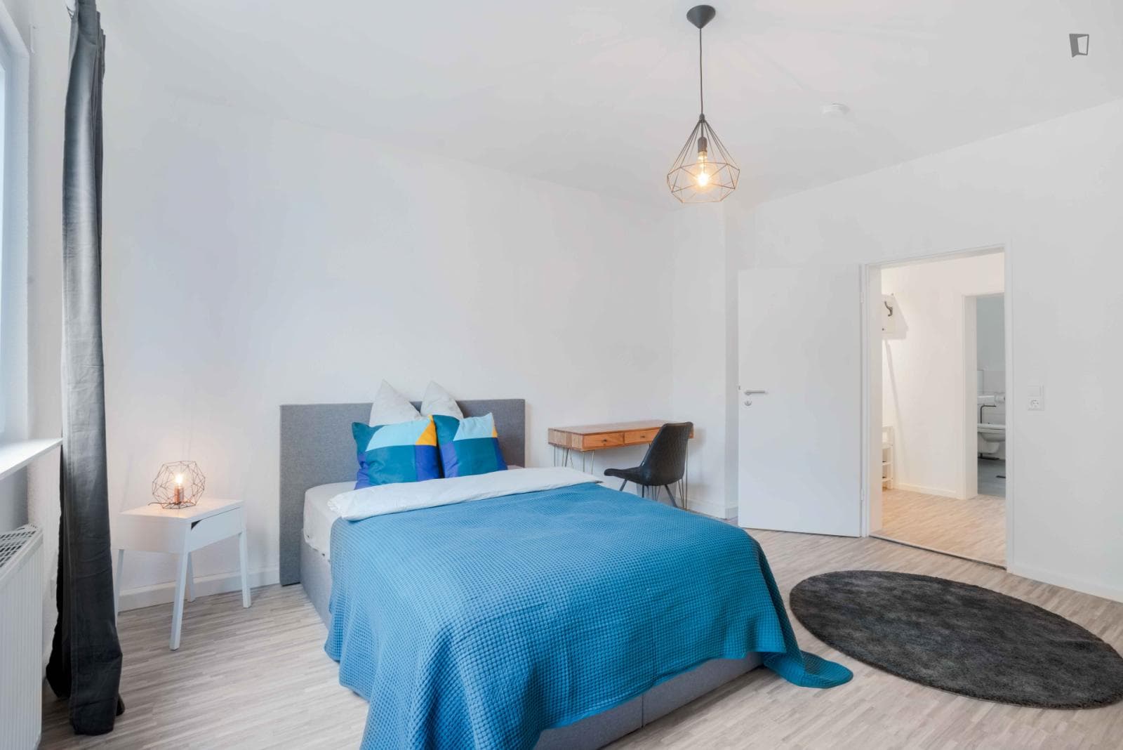 Great double bedroom in a 5-bedroom apartment in Feuersee photo 1
