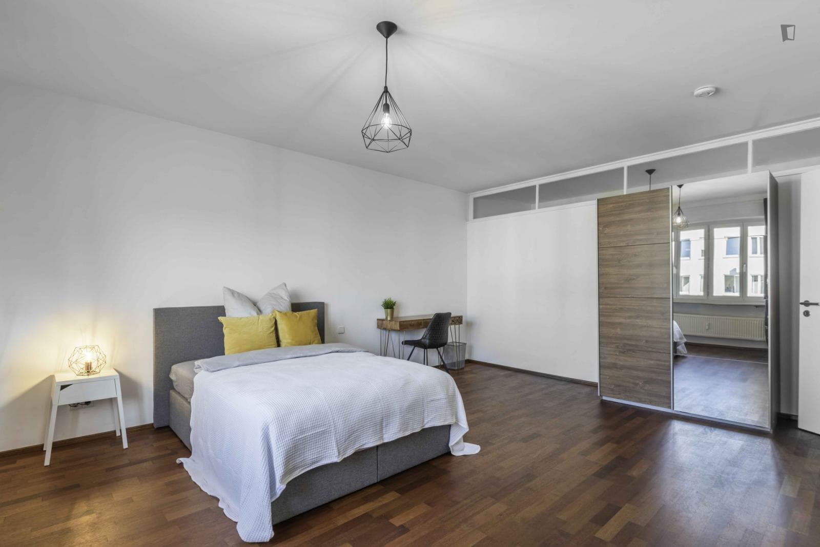 Spacious double bedroom in Stuttgart photo 1