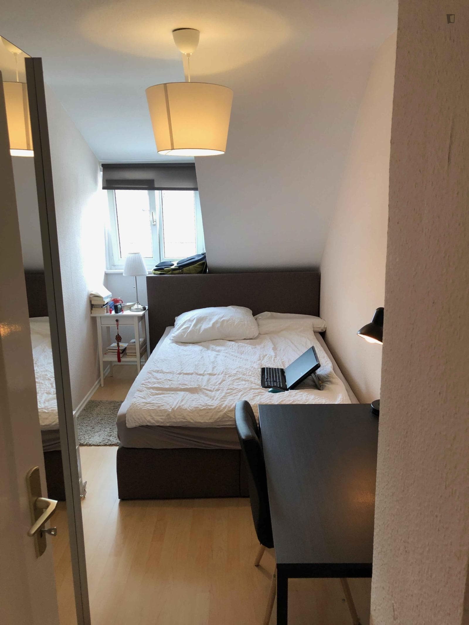 Cosy single bedroom with TV in a 3-bedroom apartment photo 1