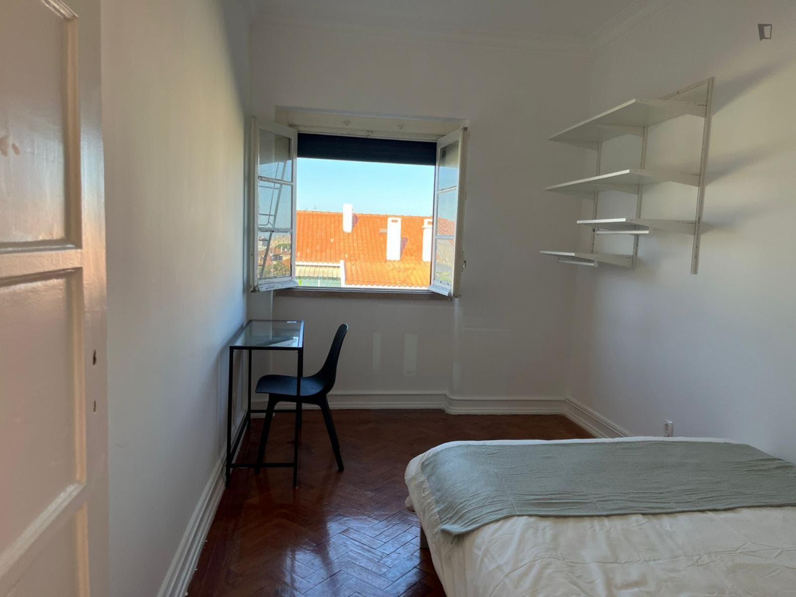 Cozy bedroom in newly renovated shared apartment in Lisbon photo 1