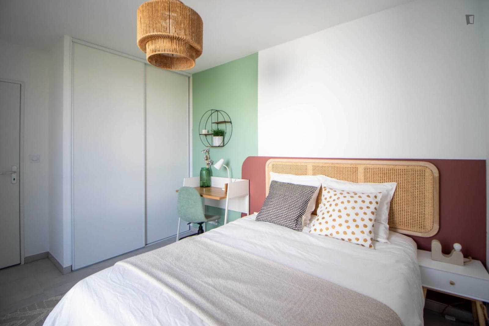 Warm bedroom of 12 m² to rent in Villeurbanne - LYO33 photo 1