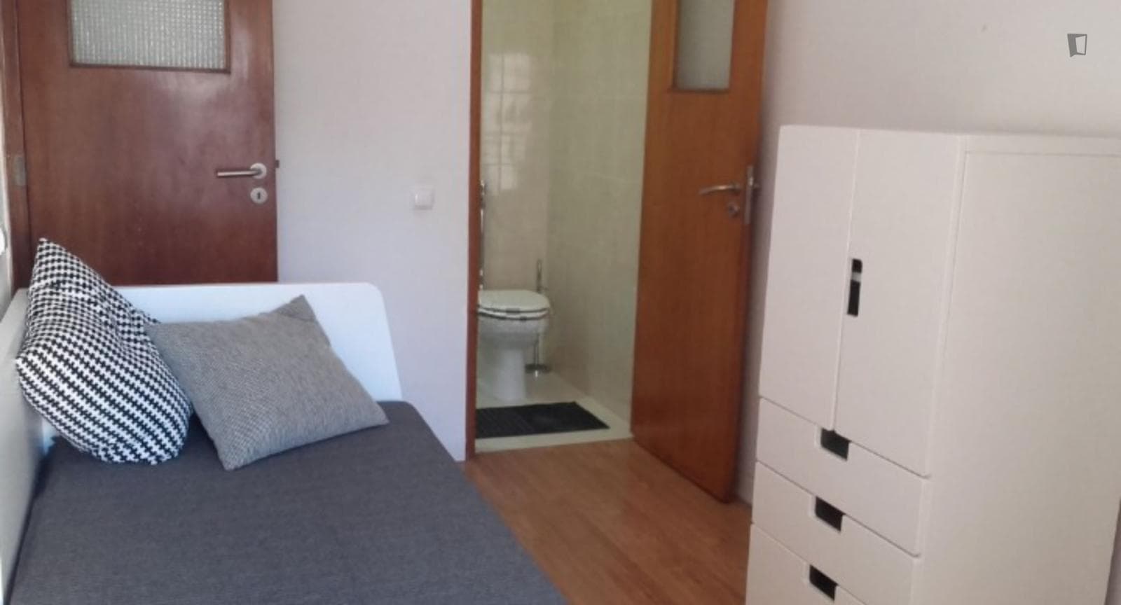 Great single bedroom with a private bathroom not too far from Alcântara-Terra train station photo 1
