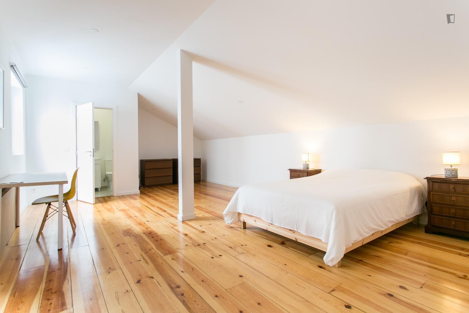 Very modern 7-bedroom apartment near the Anjos metro photo 1