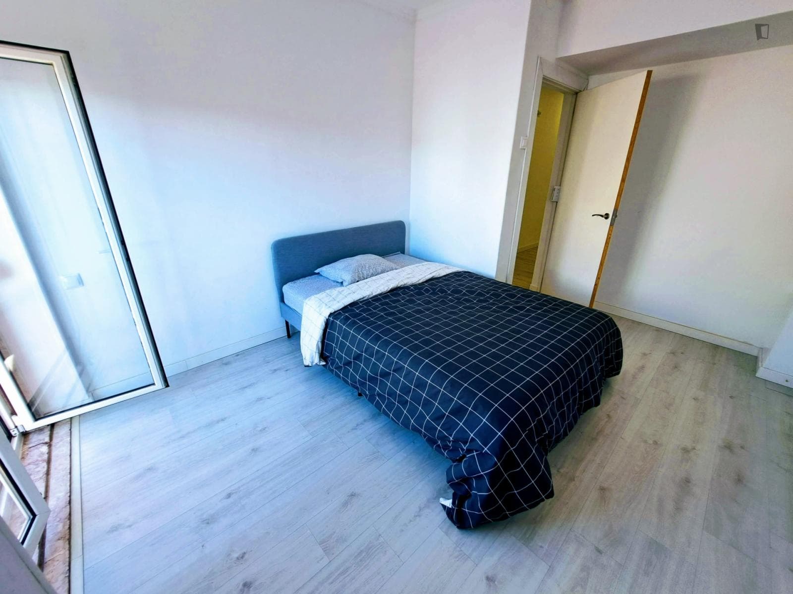 Double bedroom with a private bathroom outside the room, in Queluz - Belas photo 1