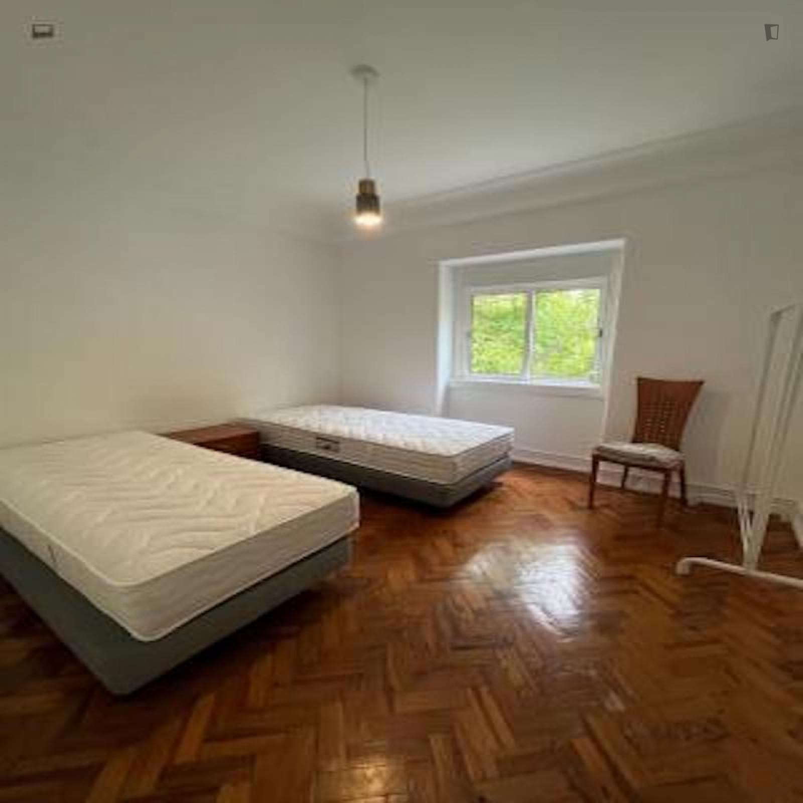 Twin bedroom in 5-bedroom apartment photo 1