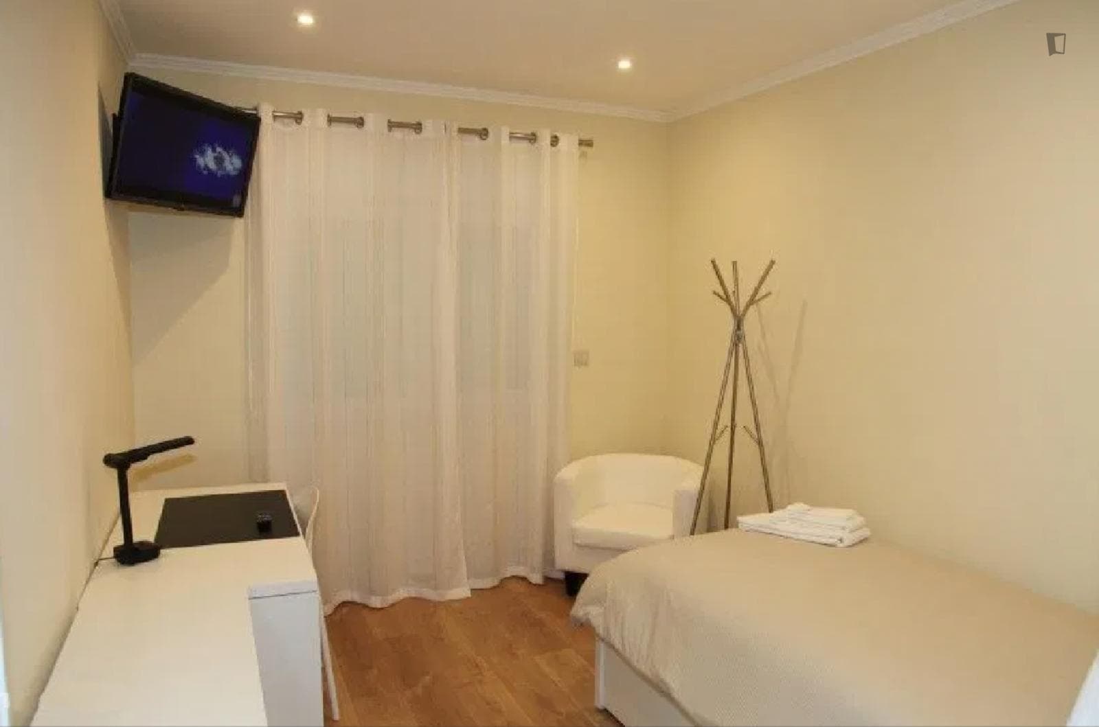 Cosy single bedroom ensuite close to Carcavelos photo 1