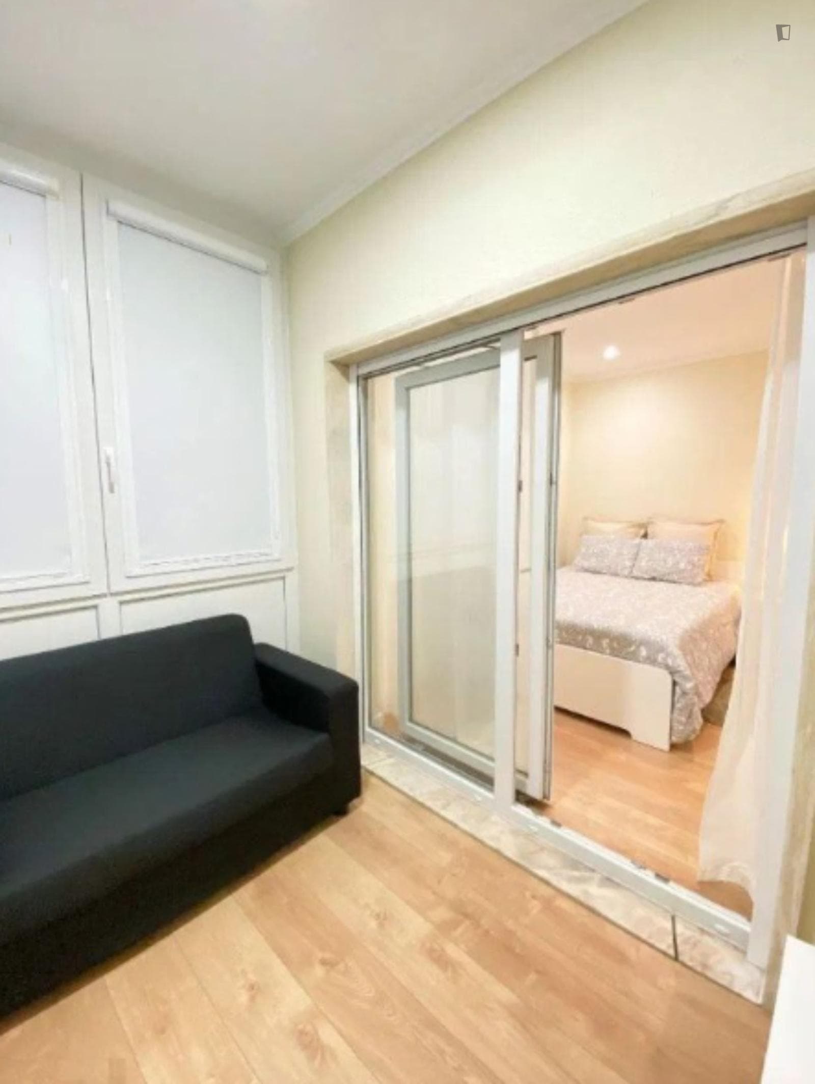 Modern double bedroom ensuite close to Carcavelos photo 1