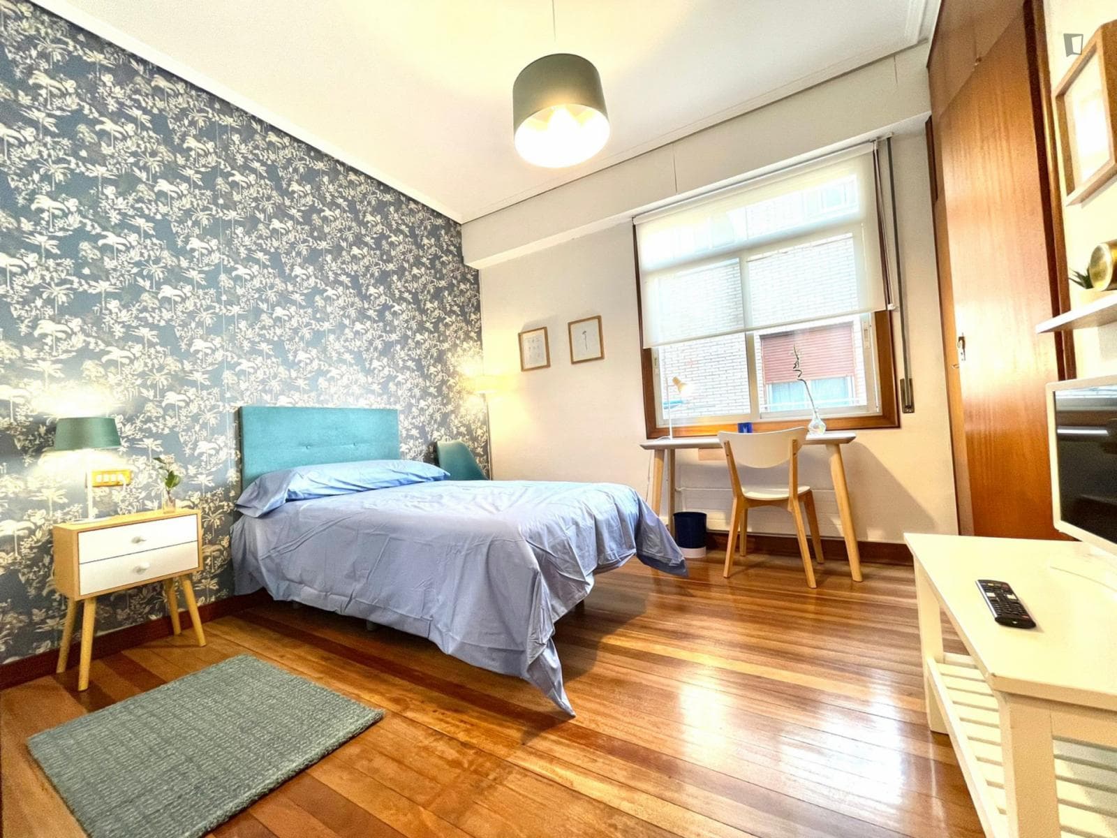 Colourful single bedroom in Matiko photo 1