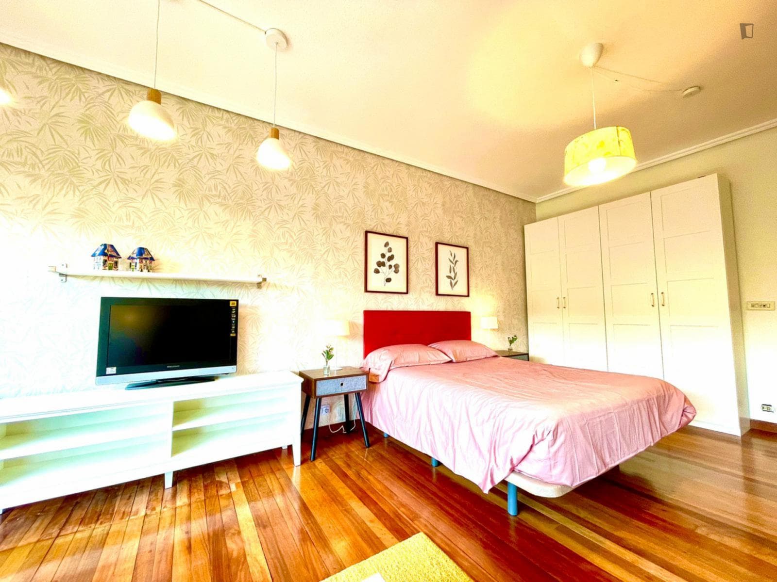 Large double bedroom in Matiko photo 1