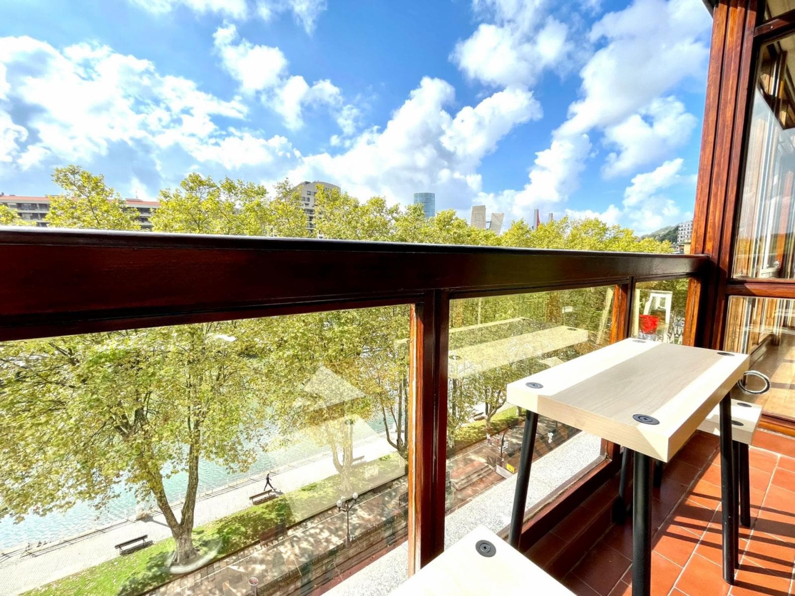 Breezy double ensuite bedroom with a balcony, near the Matiko train station photo 1