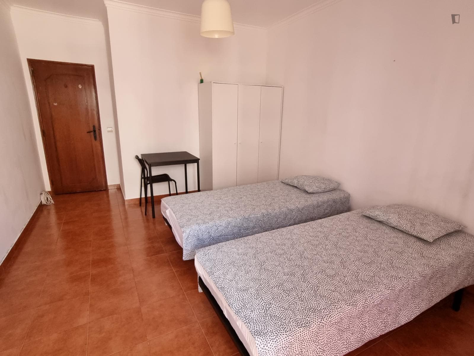 Multiple beds bedroom, with balcony, in 4-bedroom apartment photo 1