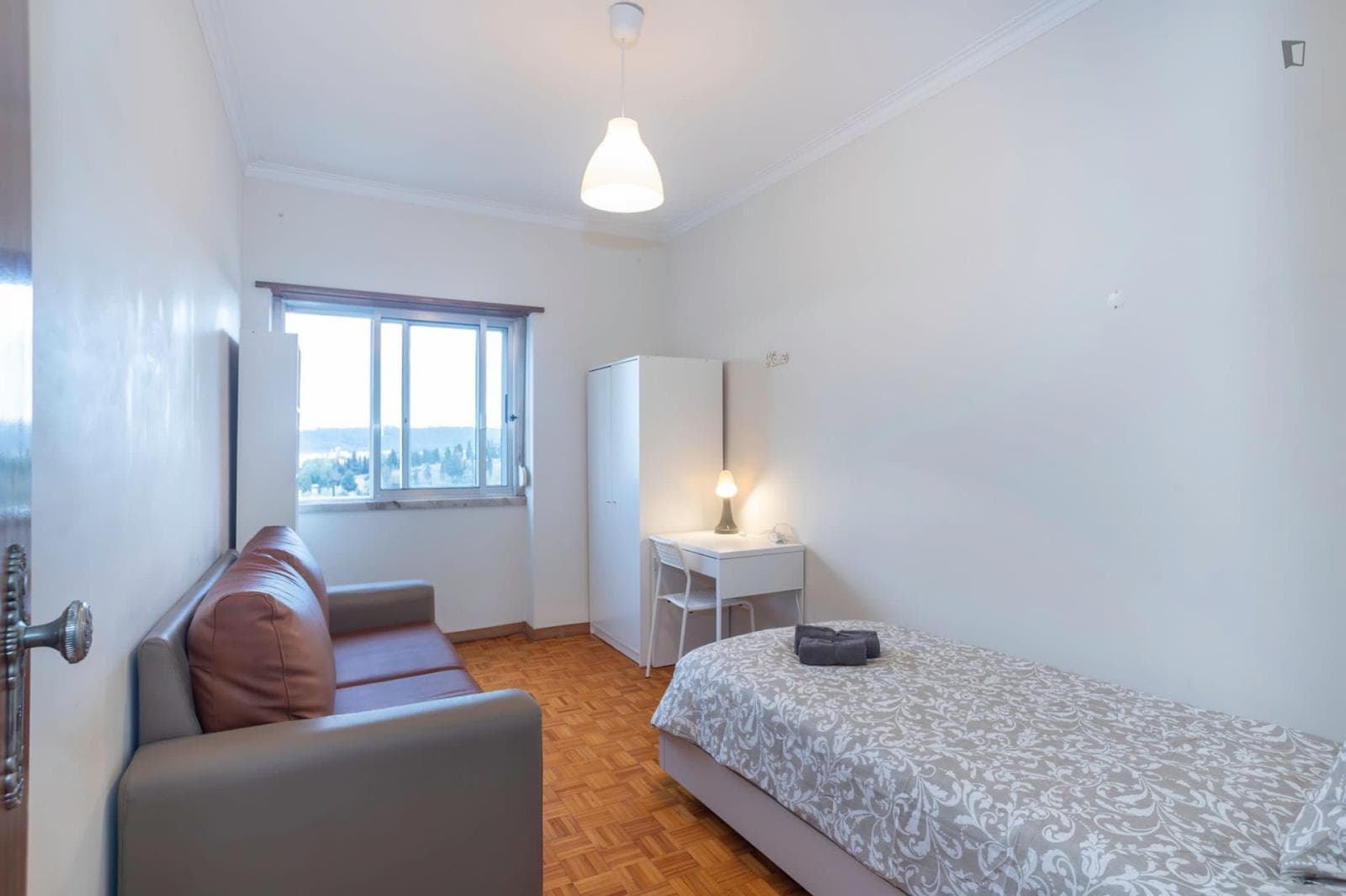 Inviting single bedroom in a 4-bedroom apartment near Pontinha metro station photo 1