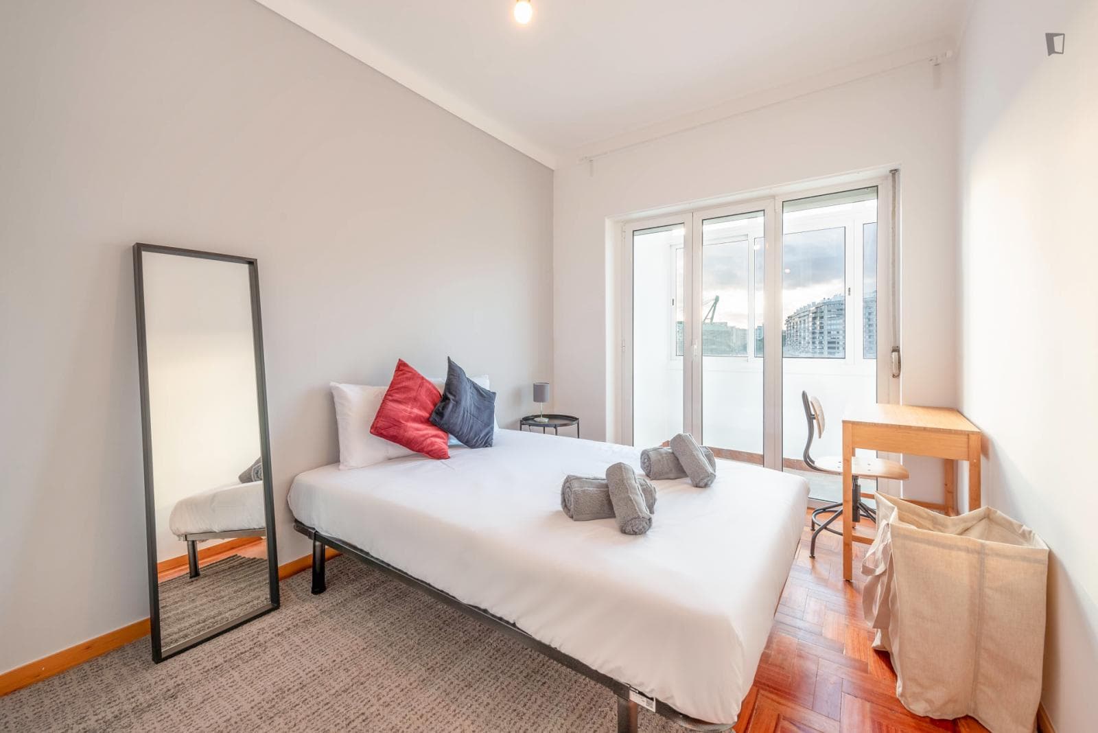 Luminous double bedroom in Telheiras photo 1