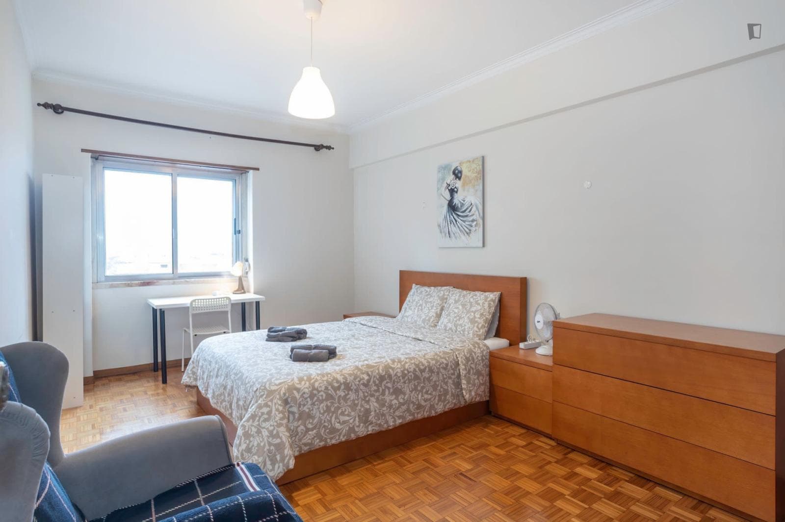 Neat double bedroom in a 4-bedroom apartment, near Pontinha metro station photo 1