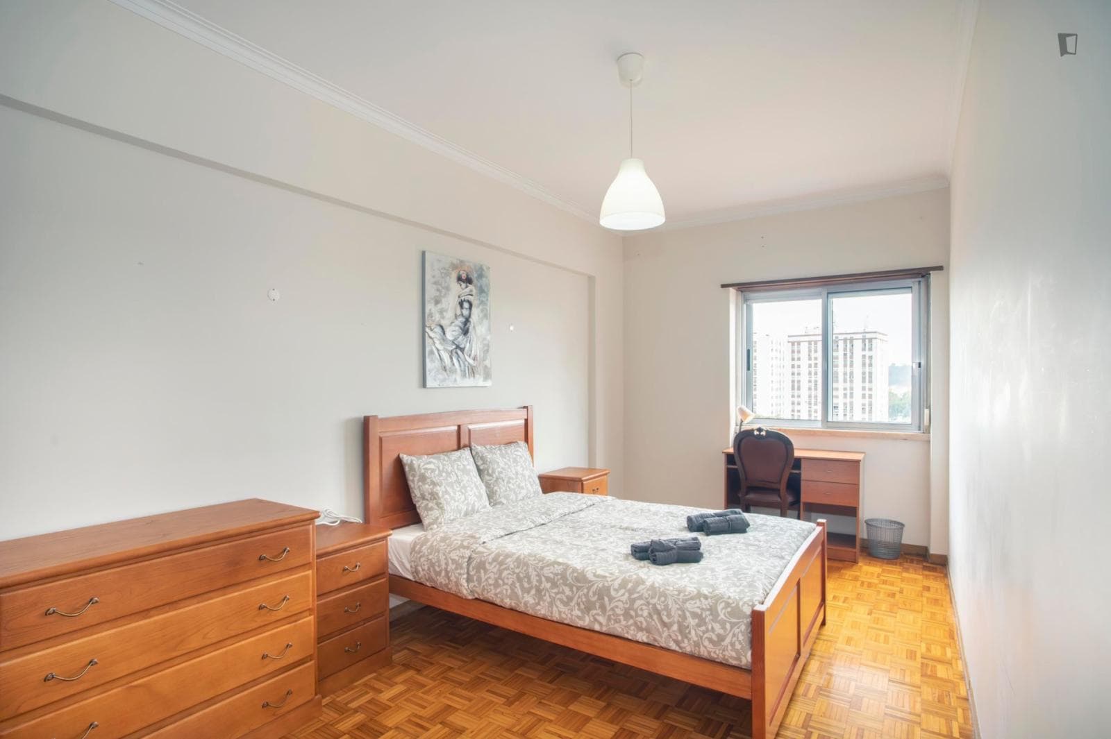Comfortable double bedroom, in a 4-bedroom apartment near Pontinha metro station photo 1