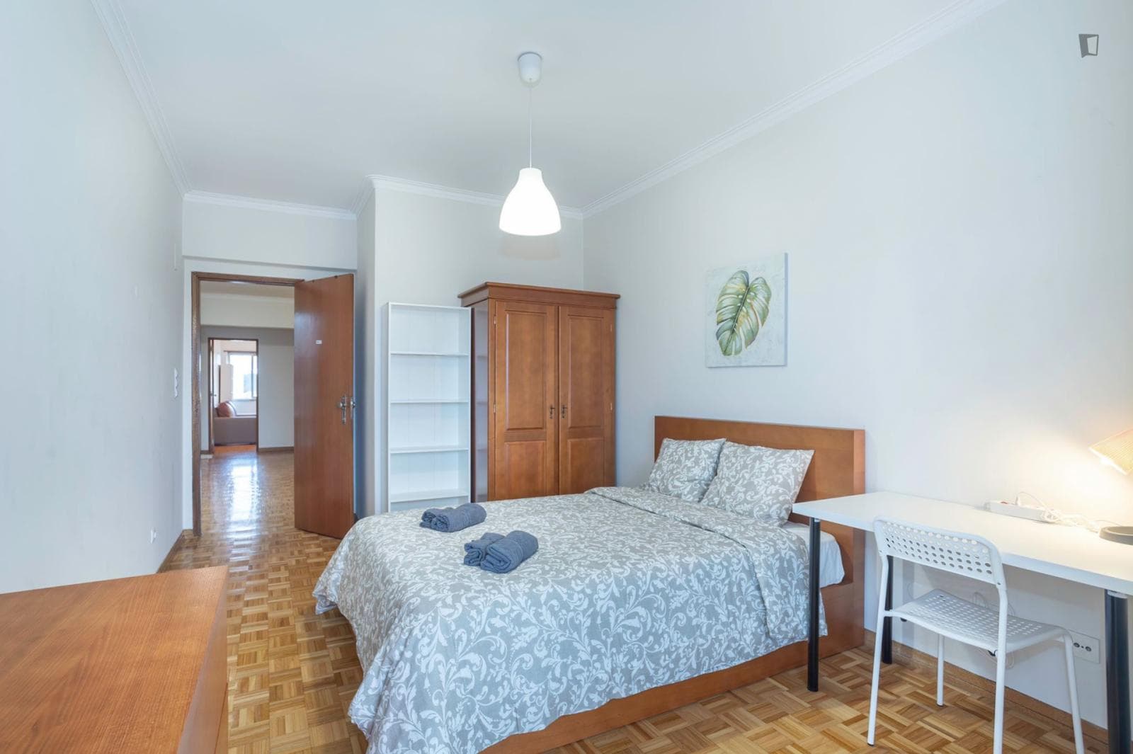 Cosy double bedroom, with a balcony, in a 4-bedroom apartment near Pontinha metro station photo 1