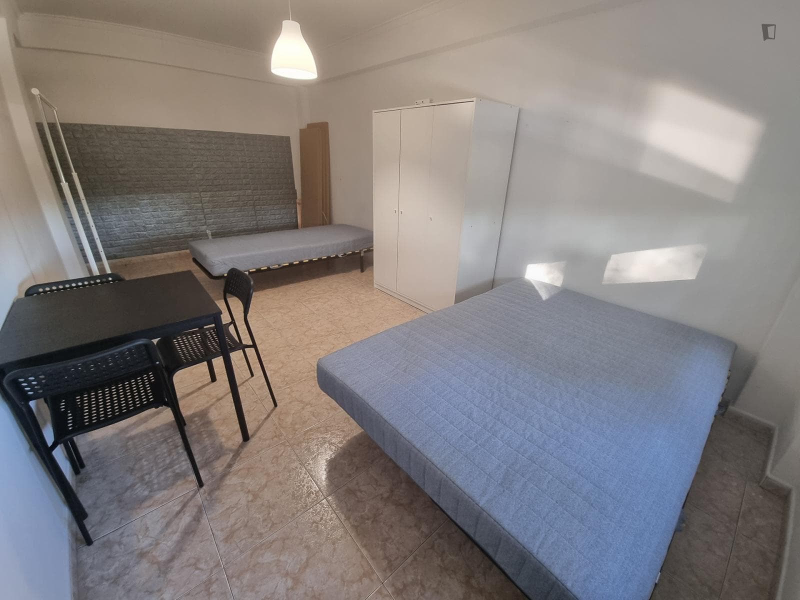 Bright twin bedroom in Agualva-Cacém photo 1